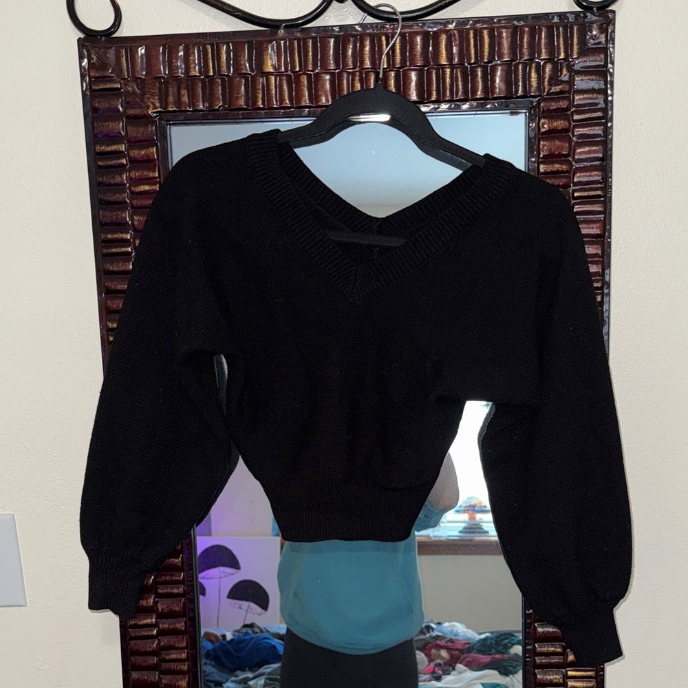 💙Black V-Neck Women's Sweater Cropped Medium